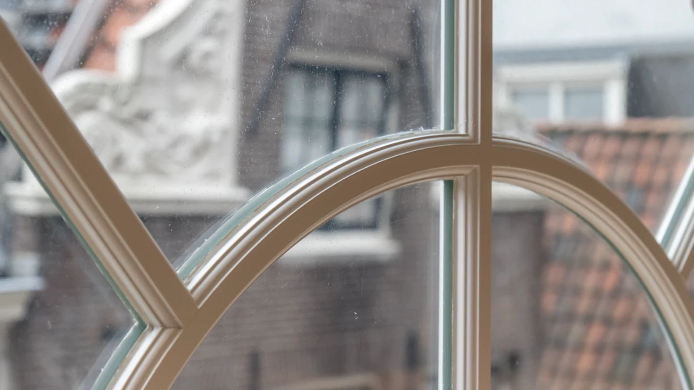 Fineo Standard vacuümglas in een gebogen kozijn