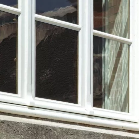 Fineo Heritage vacuümglas in een monumentaal kozijn