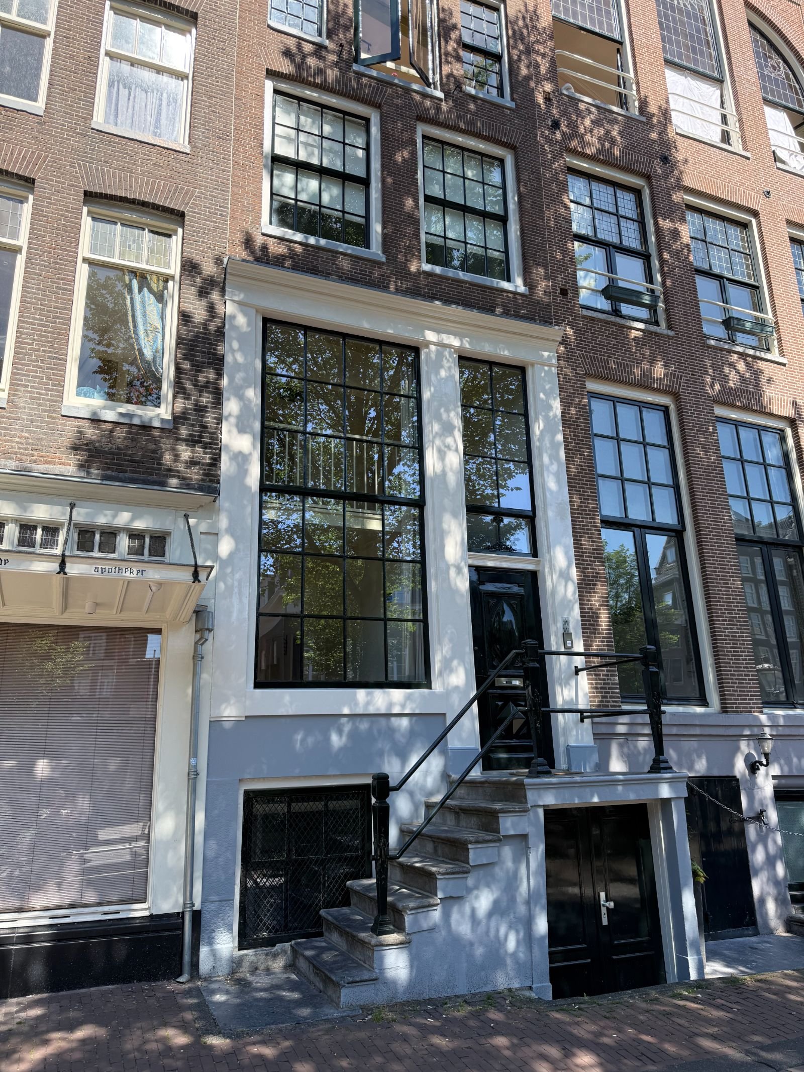 Monumentaal grachtenpand aan de Oudezijds Voorburgwal met nieuw Fineo vacuümglas