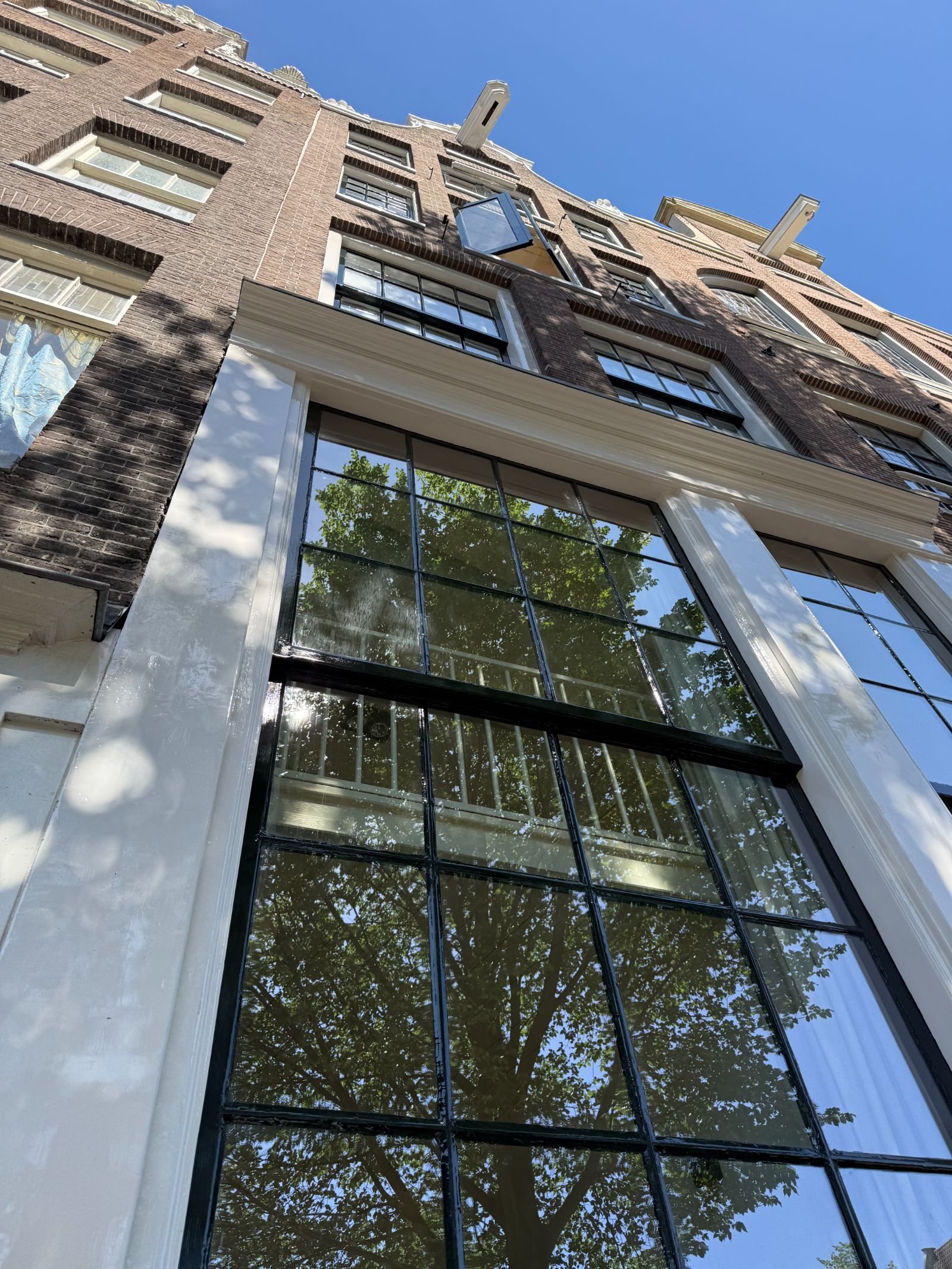 Hoge monumentale pui met Fineo vacuümglas achter originele roedes